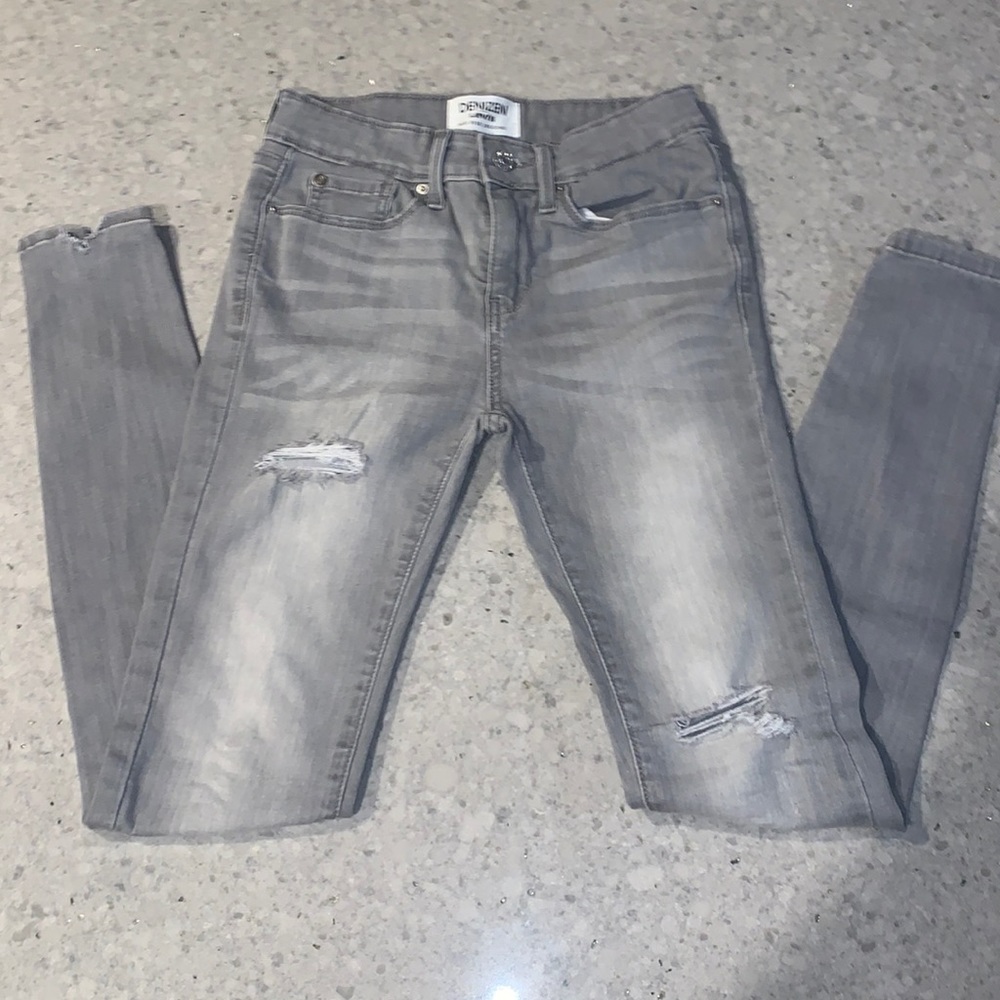 Barely worn grey Levi’s skinny jeans